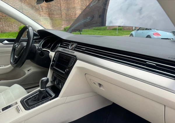 Volkswagen Passat cena 78500 przebieg: 179000, rok produkcji 2016 z Kwidzyn małe 781